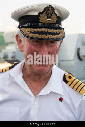 Le Prince de Galles sur le HMS Middleton comme il a visité la base navale de Mina Salman où il ouvre le bloc de bien-être et rencontré UK, du Commonwealth et des Forces maritimes combinées qui servent à Bahreïn lors d'une visite dans le pays dans le cadre de sa tournée au Moyen-Orient. ASSOCIATION DE PRESSE Photo, Photo date : Jeudi 10 novembre 2016. Voir PA story Tournée royale. Crédit photo doit se lire : Arthur Edwards/le soleil/PA Wire Banque D'Images