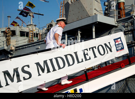 Le Prince de Galles sur le HMS Middleton comme il a visité la base navale de Mina Salman où il ouvre le bloc de bien-être et rencontré UK, du Commonwealth et des Forces maritimes combinées qui servent à Bahreïn lors d'une visite dans le pays dans le cadre de sa tournée au Moyen-Orient. ASSOCIATION DE PRESSE Photo, Photo date : Jeudi 10 novembre 2016. Voir PA story Tournée royale. Crédit photo doit se lire : Arthur Edwards/le soleil/PA Wire Banque D'Images