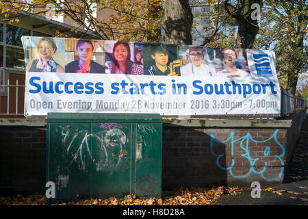 "Succès commence à Southport' l'inscription au collège signe au-dessus de mur couvert de graffitis, Southport, Merseyside, Royaume-Uni. Banque D'Images