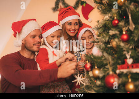 Family Decorating Christmas Tree Banque D'Images