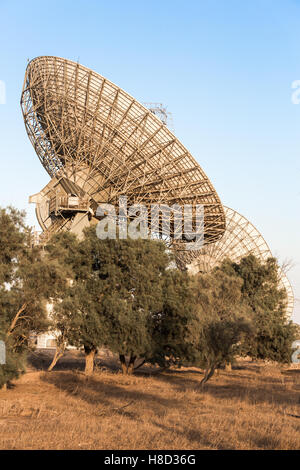 Image de grand espace parabolique antenne satellite récepteurs technologie Banque D'Images