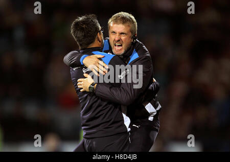 Huddersfield Town manager David Wagner célèbre avec l'entraîneur-chef adjoint Christoph Buehler (droite) Banque D'Images