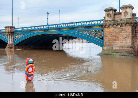 Inondations au Royaume-Uni. Dans l'eau inondation bouée avec le fleuve Trent débordant les berges de la Trent Bridge, West Bridgford, Lancashire, England, UK Banque D'Images