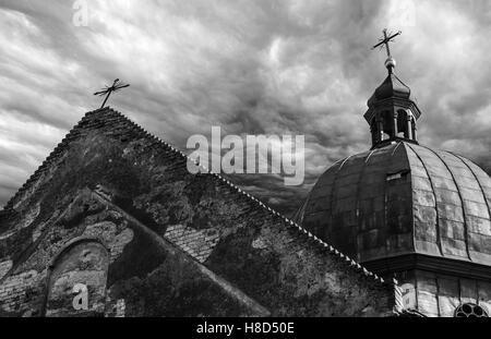 Ruine de l'ancienne église orthodoxe et abandonnées contre de gros nuages, des nuages sombres se rassemblent sur l'église orthodoxe en ruine Banque D'Images