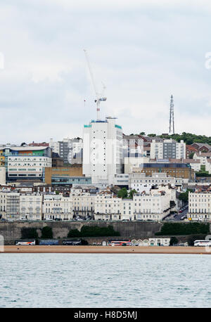 Vue sur le front de mer de Brighton avec le Royal Sussex County Hospital de premier tour UK Banque D'Images