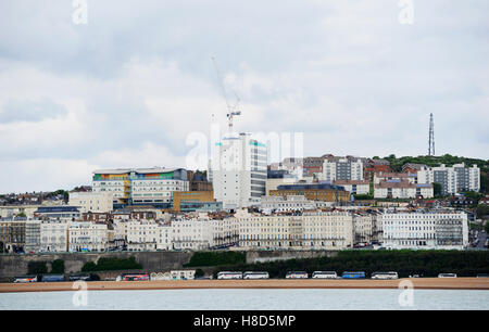 Vue sur le front de mer de Brighton avec le Royal Sussex County Hospital de premier tour UK Banque D'Images