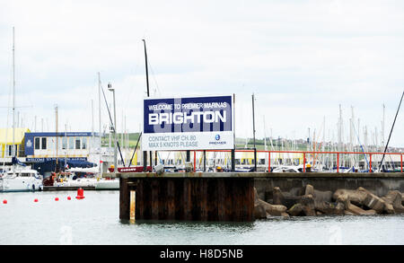 Entrée de Brighton Marina à partir de la mer dans l'East Sussex UK Banque D'Images