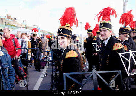 German brass band jouant sur le front de mer de Brighton avec plumes rouges sur leurs chapeaux UK Banque D'Images