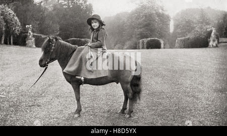 Elizabeth Angela Marguerite Bowes-Lyon, 1900 -2002. Future Reine Elizabeth, la Reine Mère et mère de la reine Elizabeth II. Vu ici sur son poney Shetland 'Bobs'. Banque D'Images