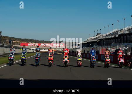 Valence, Espagne. 10 Nov, 2016. Les neuf gagnants de courses pilotes ce championnat assisté par # 99 Jorge Lorenzo (Movistar Yamaha MotoGP) SPA, # 46 Valentino Rossi (Ita) Movistar Yamaha Motogp, # 43 Jack Miller (Aus) Estrella Galicia, # 93 Marc Márquez (Spa), l'équipe Repsol Honda # 29 Andrea Iannone (Ita) Ducati Team, # 35 Cal Crutchlow (GBR) Honda LCR, # 25 Maverick Viñales (Spa) Team Suzuki Ecstar, # 26 Dani Pedrosa (Spa), l'équipe Repsol Honda # 4 Andrea Dovizioso (Ita) Ducati, l'équipe Crédit : Jose Breton/Pacific Press/Alamy Live News Banque D'Images