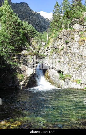 Sant Esperit cascade. Le Parc National Aigüestortes à Panorama dans les Pyrénées Catalanes, Espagne Banque D'Images