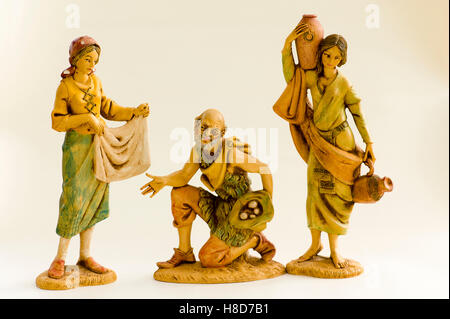 Trois figurines napolitaines illustrant les métiers historique vu autour de Naples en Italie et offerts en vente à Noël Banque D'Images