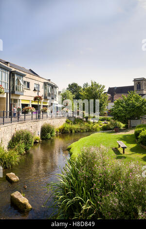 Marden rivière qui coule à travers le centre-ville de Calne reconstruit dans le Wiltshire UK Banque D'Images