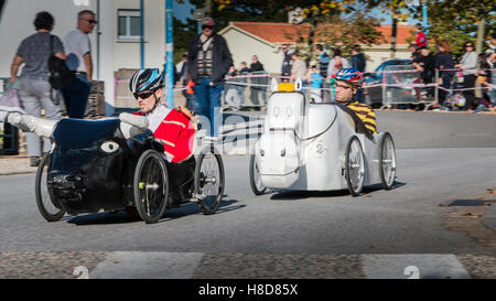 Bretignolles sur Mer, France - 29 octobre 2016 : vieille voiture à pédale course organisée dans la ville. Les participants sont vêtus de la c Banque D'Images