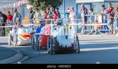 Bretignolles sur Mer, France - 29 octobre 2016 : vieille voiture à pédale course organisée dans la ville. Les participants sont vêtus de la c Banque D'Images