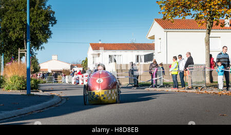 Bretignolles sur Mer, France - 29 octobre 2016 : vieille voiture à pédale course organisée dans la ville. Les participants sont vêtus de la c Banque D'Images