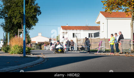 Bretignolles sur Mer, France - 29 octobre 2016 : vieille voiture à pédale course organisée dans la ville. Les participants sont vêtus de la c Banque D'Images