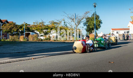 Bretignolles sur Mer, France - 29 octobre 2016 : vieille voiture à pédale course organisée dans la ville. Les participants sont vêtus de la c Banque D'Images