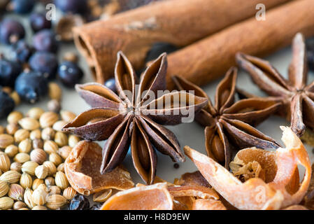 Épices à marinade : bâtons de cannelle Anis étoilé poivre Coriandre Piment de Juniper Mace Banque D'Images