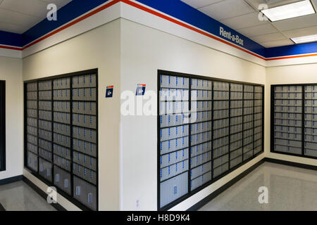 Rent-a-box une boîte postale dans un bureau de poste de lobby dans Montana, USA. Banque D'Images
