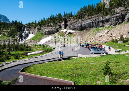 Voitures garées à l'Oberlin virage sur l'Aller-à-la-Sun Road dans le parc national des Glaciers. Banque D'Images