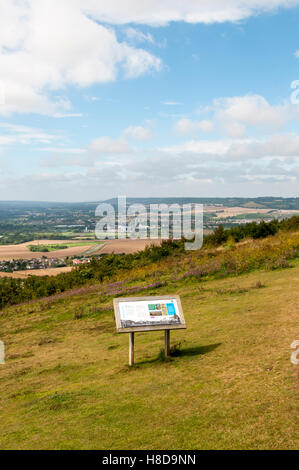 Vue sur le Weald of Kent de North Downs Way crossing Bluebell Hill. Banque D'Images