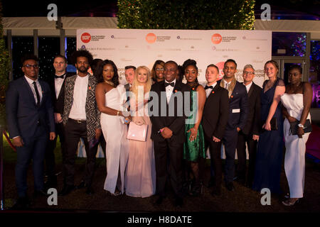 Seyi Obakin (centre), chef de l'exécutif de Centerpoint, pose avec les personnes qui ont reçu des prix à un événement de collecte de fonds et bourses soirée au profit de l'organisme de bienfaisance à Kensington Palace à Londres. Banque D'Images