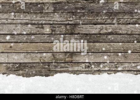 Tas de neige avec old wooden planks arrière-plan. Espace libre pour le texte Banque D'Images