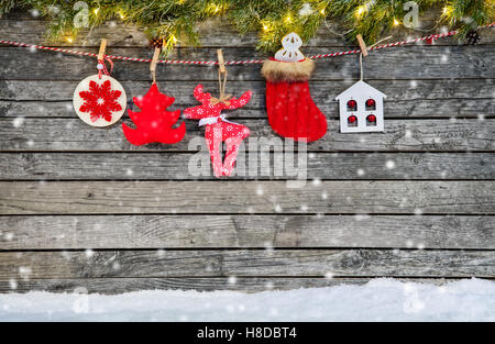 Décoration de Noël placés sur des planches. Copyspace pour le texte Banque D'Images