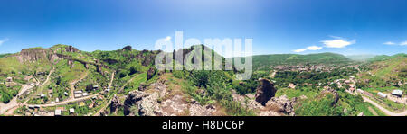 Paysage avec le vert des montagnes Banque D'Images