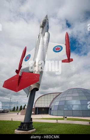 Un Lockheed F-104 Starfighter d'afficher sur un piédestal en dehors de la Canadian Warplane Museum de Hamilton Ontario Canada Banque D'Images