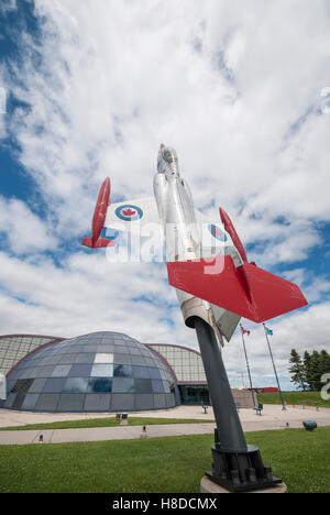 Un Lockheed F-104 Starfighter d'afficher sur un piédestal en dehors de la Canadian Warplane Museum de Hamilton Ontario Canada Banque D'Images