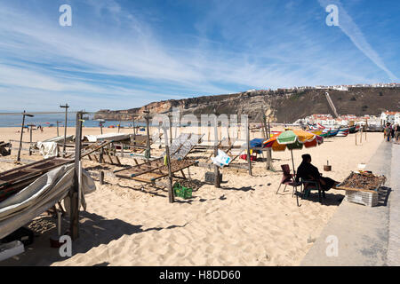 Le séchage et la vente du poisson séché sur la plage de Nazaré, Portugal Banque D'Images