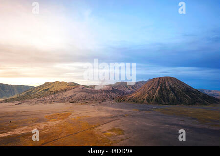 Volcan Bromo la montagne au lever du soleil, la vue magnifique de la montagne Bromo Banque D'Images