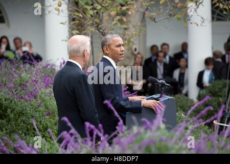 Washington DC, USA. 9 novembre, 2016. Président américain Barack Obama offre une déclaration sur les résultats des élections aux États-Unis en tant que Vice-président Joe Biden a l'air sur le jardin de roses de la Maison Blanche le 9 novembre 2016 à Washington, DC. Credit : Planetpix/Alamy Live News Banque D'Images