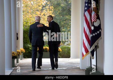 Washington DC, USA. 9 novembre, 2016. Président américain Barack Obama marche avec le Vice-président Joe Biden après administration d'une déclaration sur les résultats des élections américaines dans la roseraie de la Maison Blanche le 9 novembre 2016 à Washington, DC. Credit : Planetpix/Alamy Live News Banque D'Images