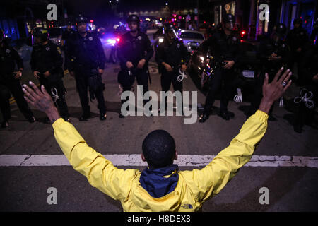 Oakland, Californie, USA. Nov 9, 2016. Un protestataire lève les mains au cours d'une émeute contre le Président élu l'atout de Donald au centre-ville d'Oakland, Californie. © Joel Angel Ju''¡Rez/ZUMA/Alamy Fil Live News Banque D'Images