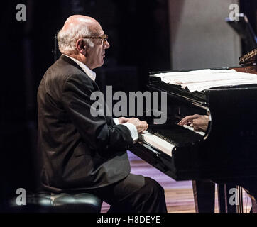 Barcelone, Espagne. 10 novembre 2016. Le compositeur et pianiste britannique Michael Nyman effectue sur scène au Palais de la musique au cours de 2016 Voll-Damm Barcelona Jazz Festival. Credit : Victor Puig/Alamy Live News Banque D'Images