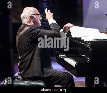 Barcelone, Espagne. 10 novembre 2016. Le compositeur et pianiste britannique Michael Nyman effectue sur scène au Palais de la musique au cours de 2016 Voll-Damm Barcelona Jazz Festival. Credit : Victor Puig/Alamy Live News Banque D'Images