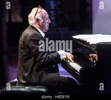 Barcelone, Espagne. 10 novembre 2016. Le compositeur et pianiste britannique Michael Nyman effectue sur scène au Palais de la musique au cours de 2016 Voll-Damm Barcelona Jazz Festival. Credit : Victor Puig/Alamy Live News Banque D'Images