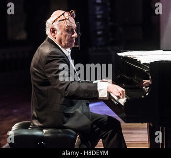 Barcelone, Espagne. 10 novembre 2016. Le compositeur et pianiste britannique Michael Nyman effectue sur scène au Palais de la musique au cours de 2016 Voll-Damm Barcelona Jazz Festival. Credit : Victor Puig/Alamy Live News Banque D'Images