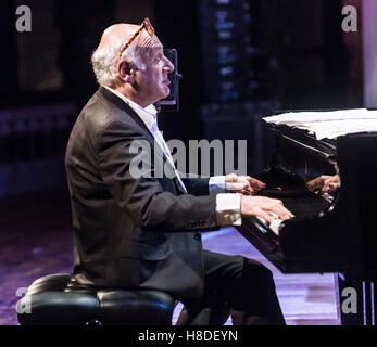 Barcelone, Espagne. 10 novembre 2016. Le compositeur et pianiste britannique Michael Nyman effectue sur scène au Palais de la musique au cours de 2016 Voll-Damm Barcelona Jazz Festival. Credit : Victor Puig/Alamy Live News Banque D'Images