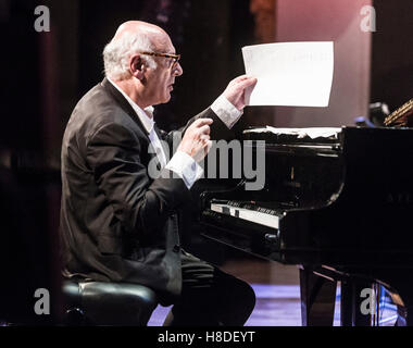 Barcelone, Espagne. 10 novembre 2016. Le compositeur et pianiste britannique Michael Nyman effectue sur scène au Palais de la musique au cours de 2016 Voll-Damm Barcelona Jazz Festival. Credit : Victor Puig/Alamy Live News Banque D'Images