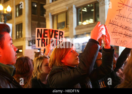 Chicago, Illinois, USA. 9 novembre, 2016. Les manifestants de protestation contre le président élu, Donald Trump sur State Street, le 9 novembre 2016 à Chicago, IL. Credit : Debby Wong/Alamy Live News Banque D'Images