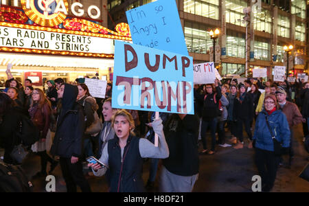 Chicago, Illinois, USA. 9 novembre, 2016. Les manifestants de protestation contre le président élu, Donald Trump sur State Street, le 9 novembre 2016 à Chicago, IL. Credit : Debby Wong/Alamy Live News Banque D'Images