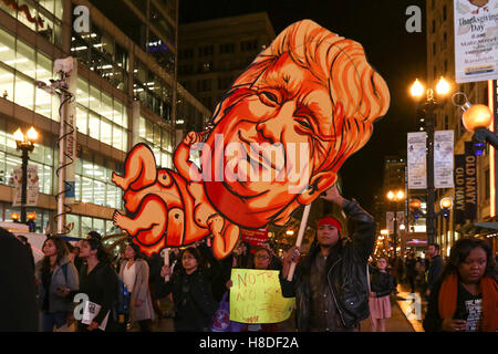 Chicago, Illinois, USA. 9 novembre, 2016. Les manifestants de protestation contre le président élu, Donald Trump sur State Street, le 9 novembre 2016 à Chicago, IL. Credit : Debby Wong/Alamy Live News Banque D'Images