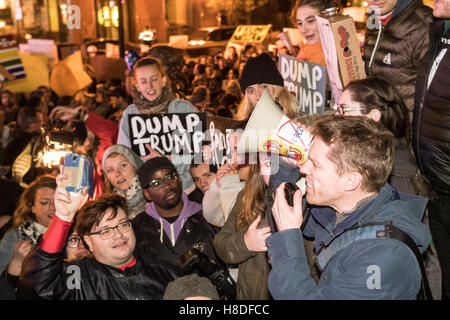 Columbus, OH, USA. Le 10 novembre 2016. Les foules se rassemblent au centre-ville pour protester contre le président élu, Donald Trump à Columbus, Ohio. Crédit : Matt Ellis/Alamy Live News Banque D'Images