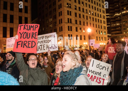 Columbus, OH, USA. Le 10 novembre 2016. Les foules se rassemblent au centre-ville pour protester contre le président élu, Donald Trump à Columbus, Ohio. Crédit : Matt Ellis/Alamy Live News Banque D'Images