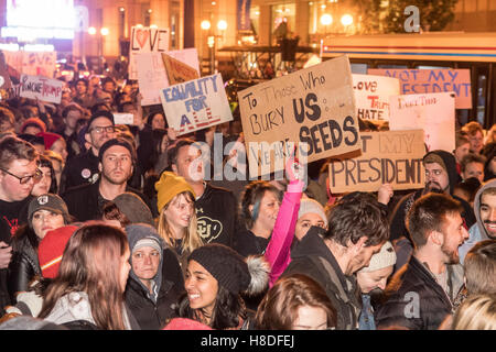 Columbus, OH, USA. Le 10 novembre 2016. Les foules se rassemblent au centre-ville pour protester contre le président élu, Donald Trump à Columbus, Ohio. Crédit : Matt Ellis/Alamy Live News Banque D'Images