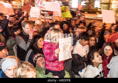 Columbus, OH, USA. Le 10 novembre 2016. Les foules se rassemblent au centre-ville pour protester contre le président élu, Donald Trump à Columbus, Ohio. Crédit : Matt Ellis/Alamy Live News Banque D'Images